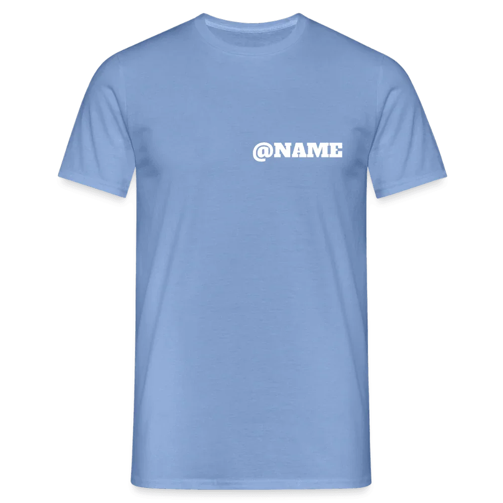 Lyseblåt herres t-shirt i bomuld med hvidt “@NAME” Instagram-design på brystet.