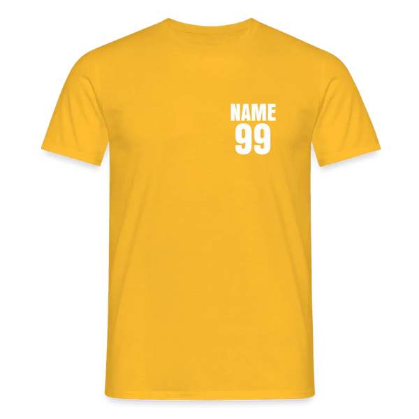 T-shirt jaune pour homme en coton avec nom personnalisé et numéro “99” en blanc sur la poitrine.