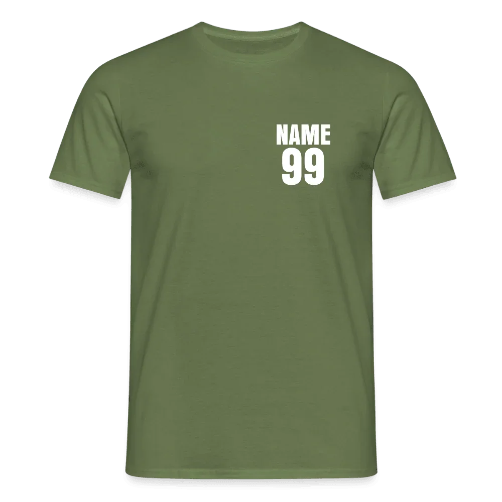 Camiseta para hombre en verde militar con estampado blanco “NAME 99” en el pecho.
