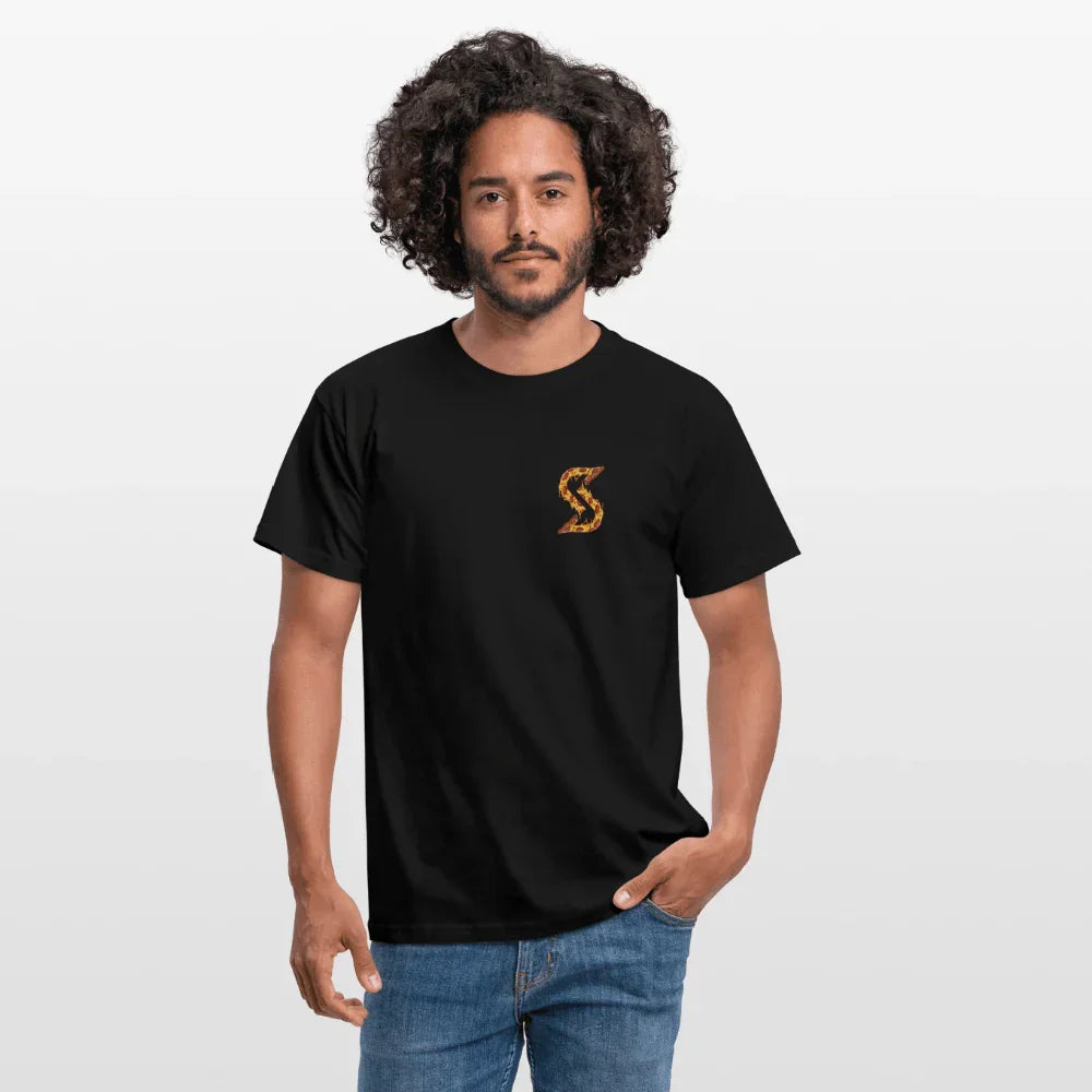 Hombre vistiendo camiseta de algodón negra de corte recto con pequeño logo “S” naranja-marrón en el pecho.
