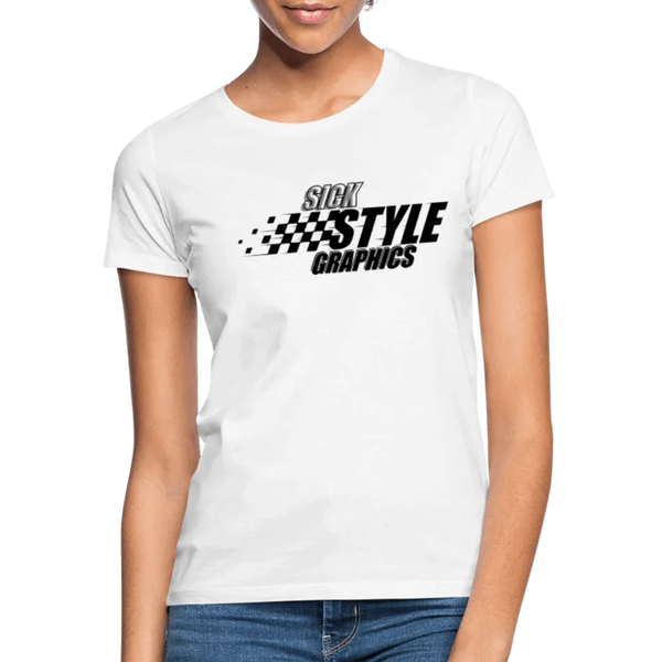 Weißes Damen T-Shirt mit “Sick Style Graphics” Logo und Zielflaggen-Design.