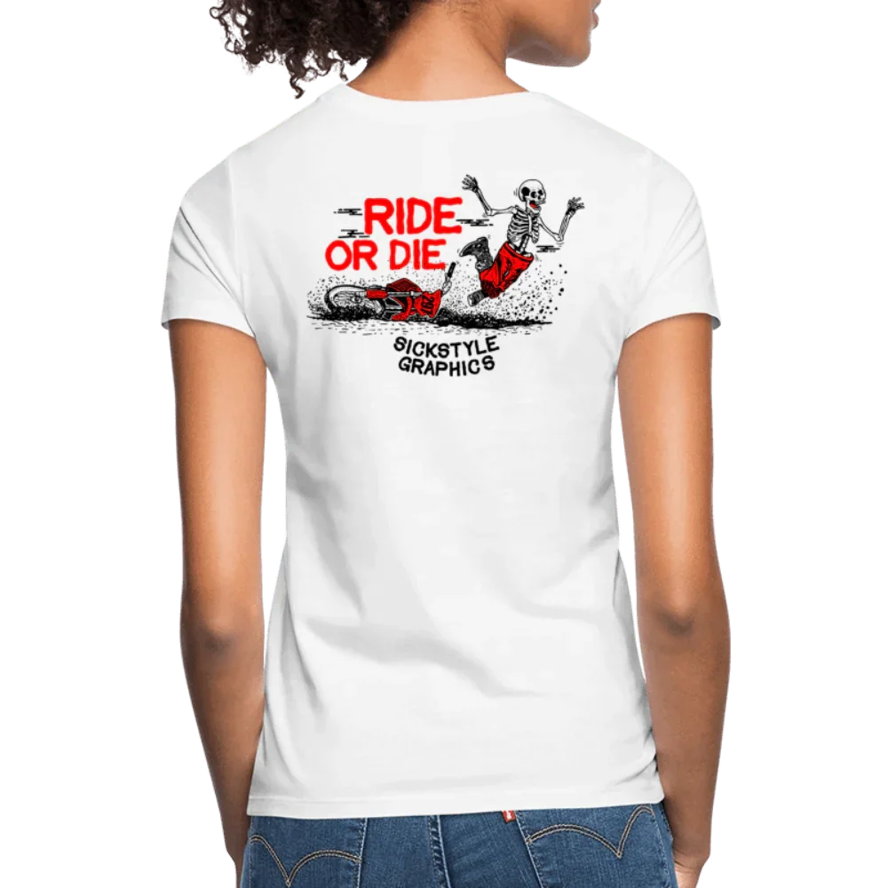 Camiseta de mujeres blancas con texto rojo “Ride o Die” y un esqueleto caído en una motocicleta.