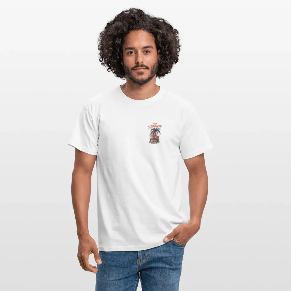 Hombre vistiendo camiseta blanca “Sick Summer” de algodón para hombre con estampado de palmeras y cócteles.
