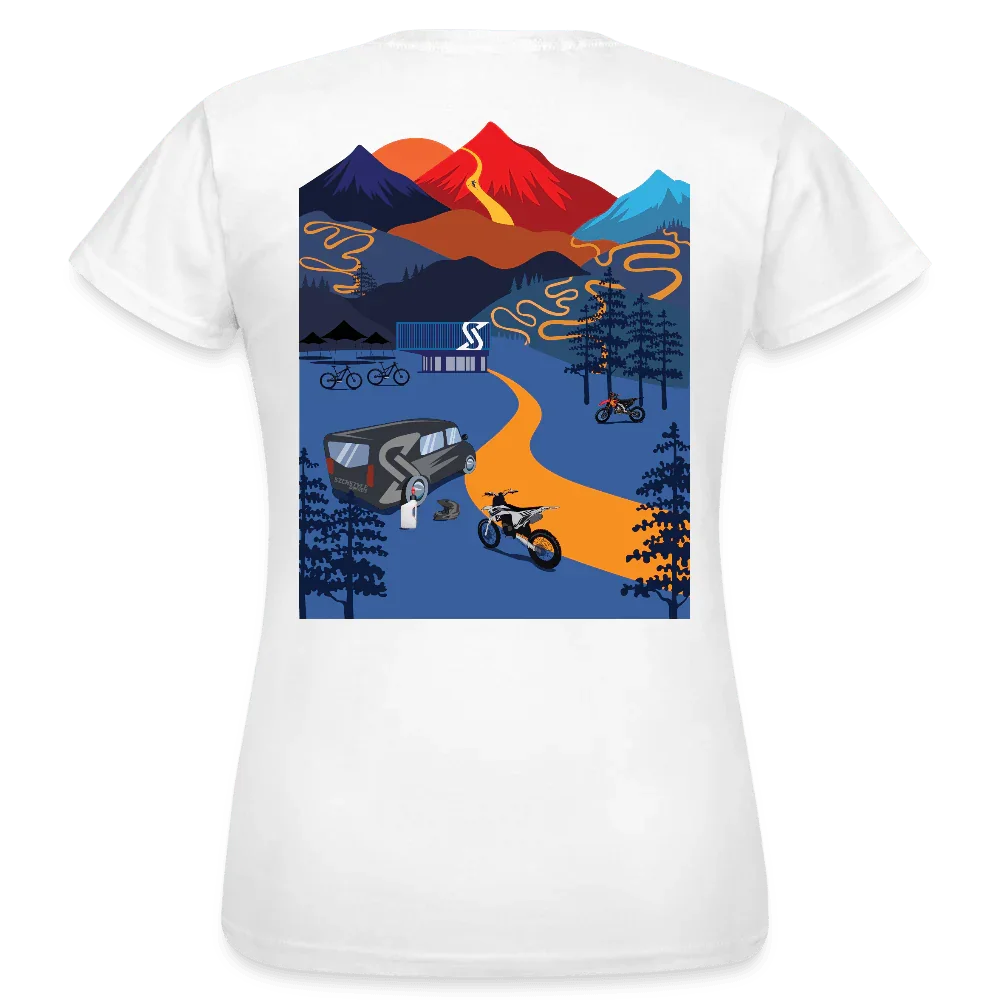 T-shirt bianco da donna con stampa colorata di avventura in montagna e motocicletta sul retro.