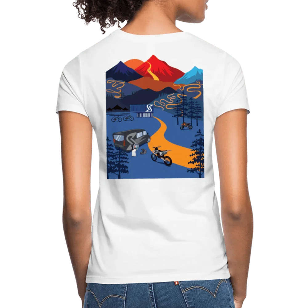 T-shirt bianco da donna con stampa colorata “Sick world” paesaggio montano, furgone e motociclette.