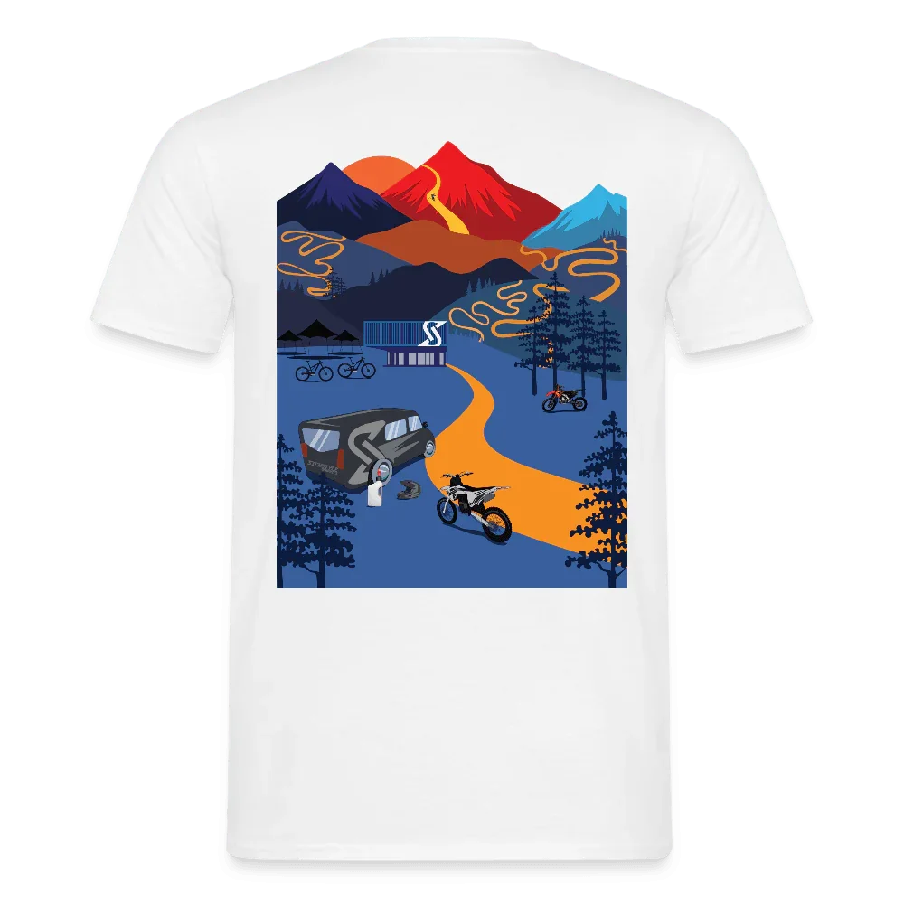 T-shirt bianca da uomo con motivo outdoor colorato: montagne, tramonto, van, biciclette e motociclette su una strada.