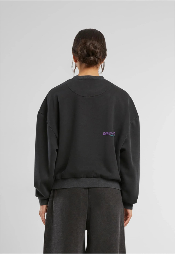 Damen Vintage Pullover in Anthrazit mit lila “SICKSTYLE” Logo auf dem Rücken.