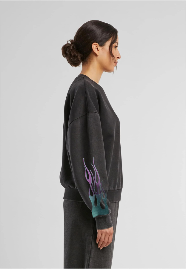 Damen Vintage Pullover aus schwarzem Brushed Fleece mit lila-grünen Flammen-Prints am Ärmel.