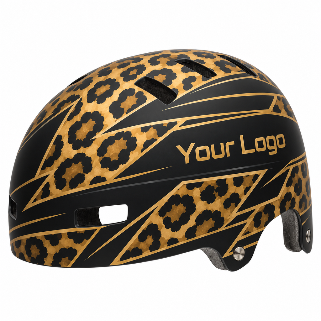 Designvisualisierung: Helm-Aufkleber Leopard Racing mit schwarzem Leopardenmuster auf goldfarbenem Grund auf dem runden Beispielhelm.