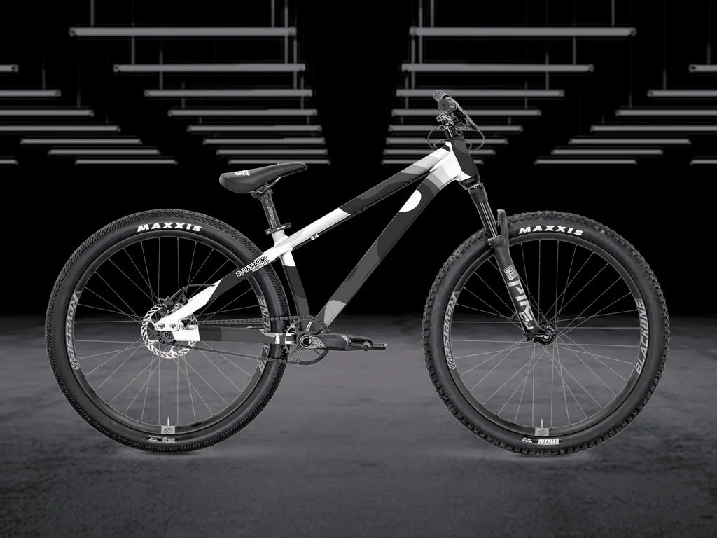The Bruce 2 dirt jump bike met een zwart, wit en grijs camo frameguard.