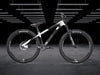 The Bruce 2 dirt jump bike med sort, hvid og grå camo frameguard.