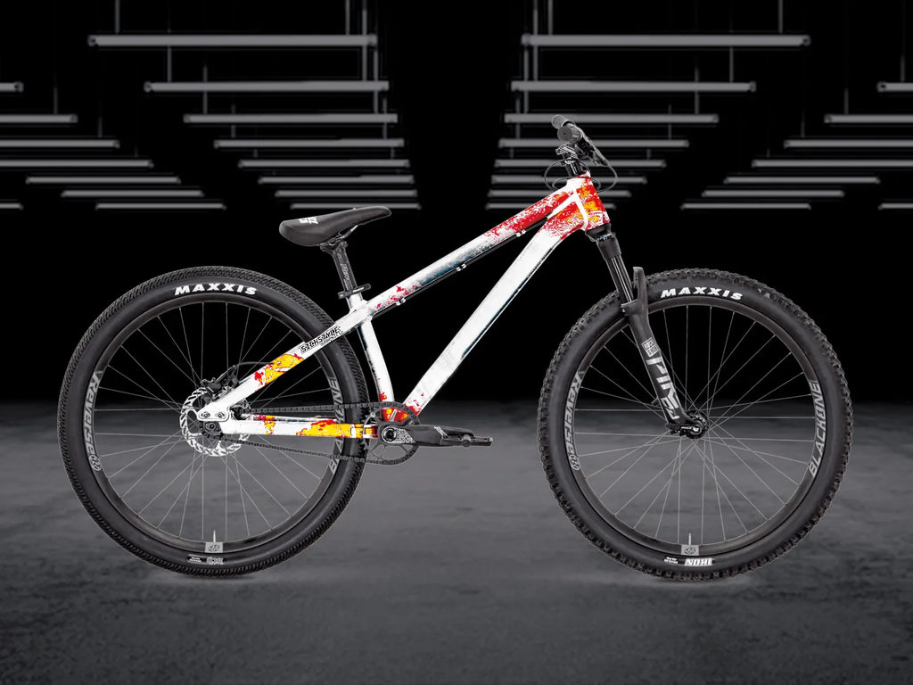 Firefly-Rahmenschutzfolie am The Bruce 2 Dirt-Jump-Rad mit weißen, roten und orangefarbenen Akzenten.