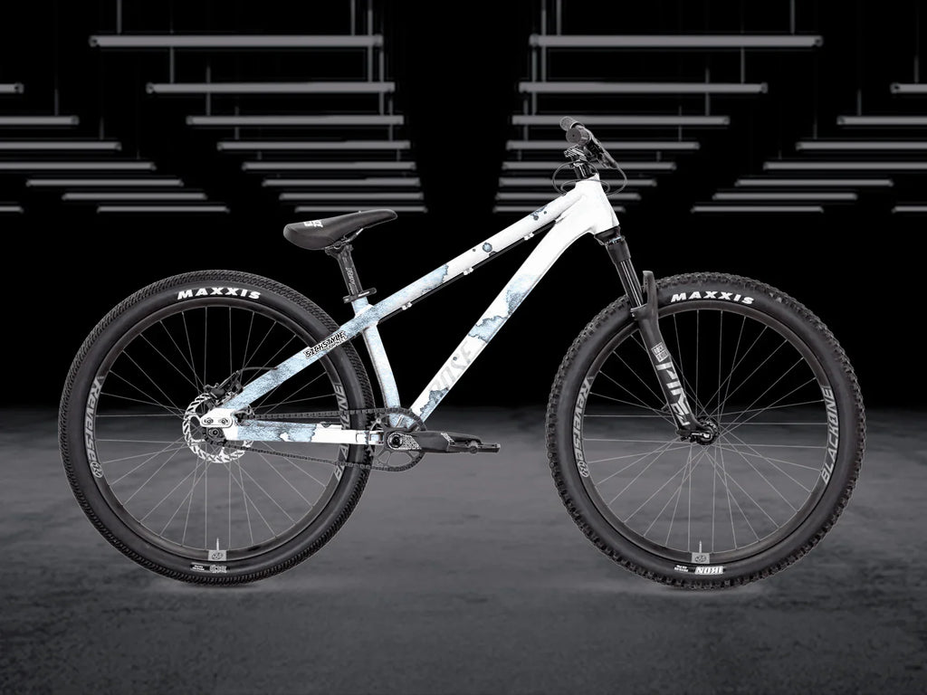 The Bruce 2 Frameguard dirt jump bike med vit och grå akvarelldesign.
