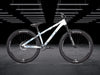 The Bruce 2 Frameguard dirt jump bike med vit och grå akvarelldesign.