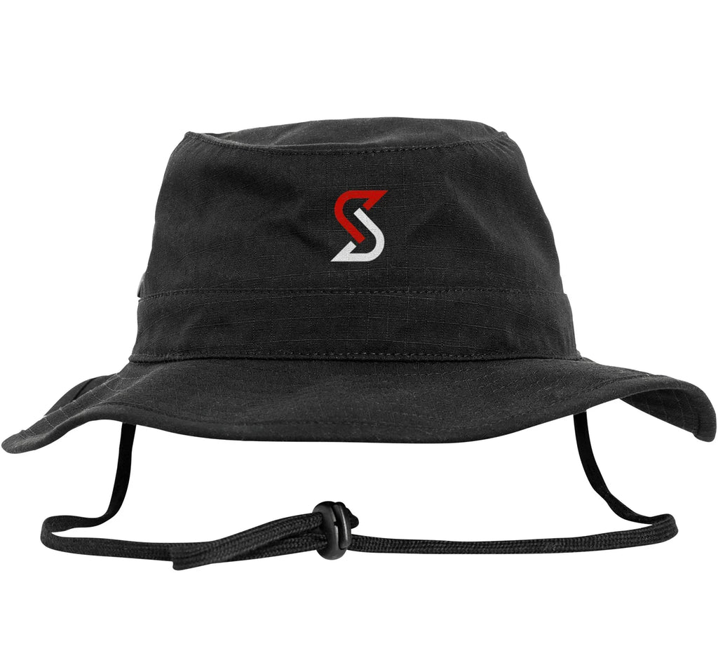 Sort unisex fiskerhue i bomuld med bred skygge, dekorative sømme, ventilationshuller og rødt logo.