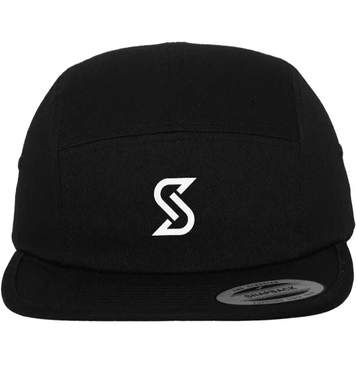 Schwarze Unisex 5-Panel Jockey Cap aus Baumwolle mit weißem “S”-Logo und flachem Schirm.