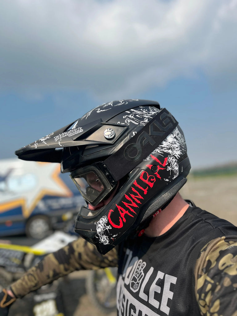 Svart motocross-hjälm med aggressiv 
