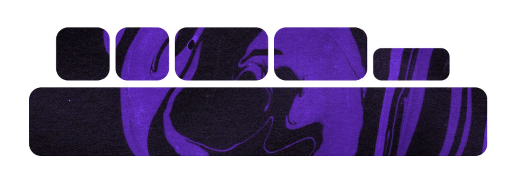 Cinq petits autocollants à bras oscillant et un grand autocollant à bras oscillant avec un motif de marbre violet sur un fond sombre.